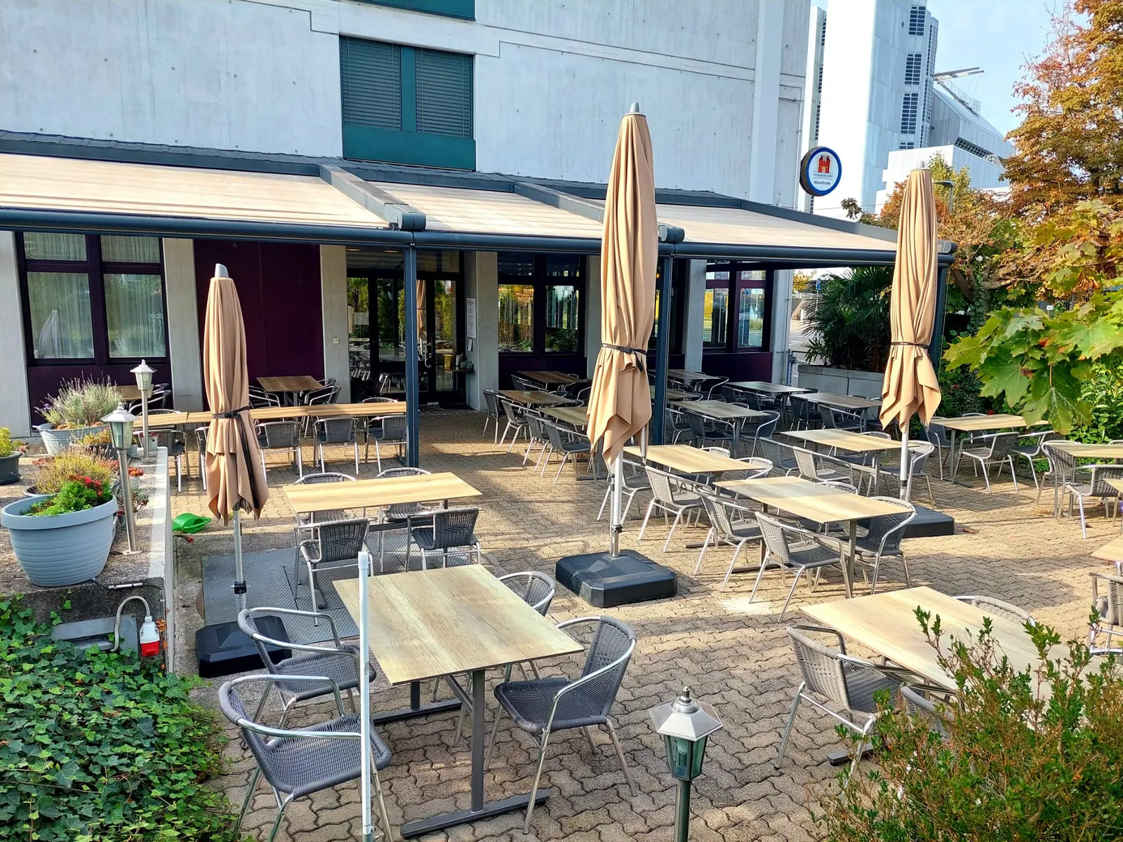 Der Eingang der Markthalle mit Gartenwirtschaft