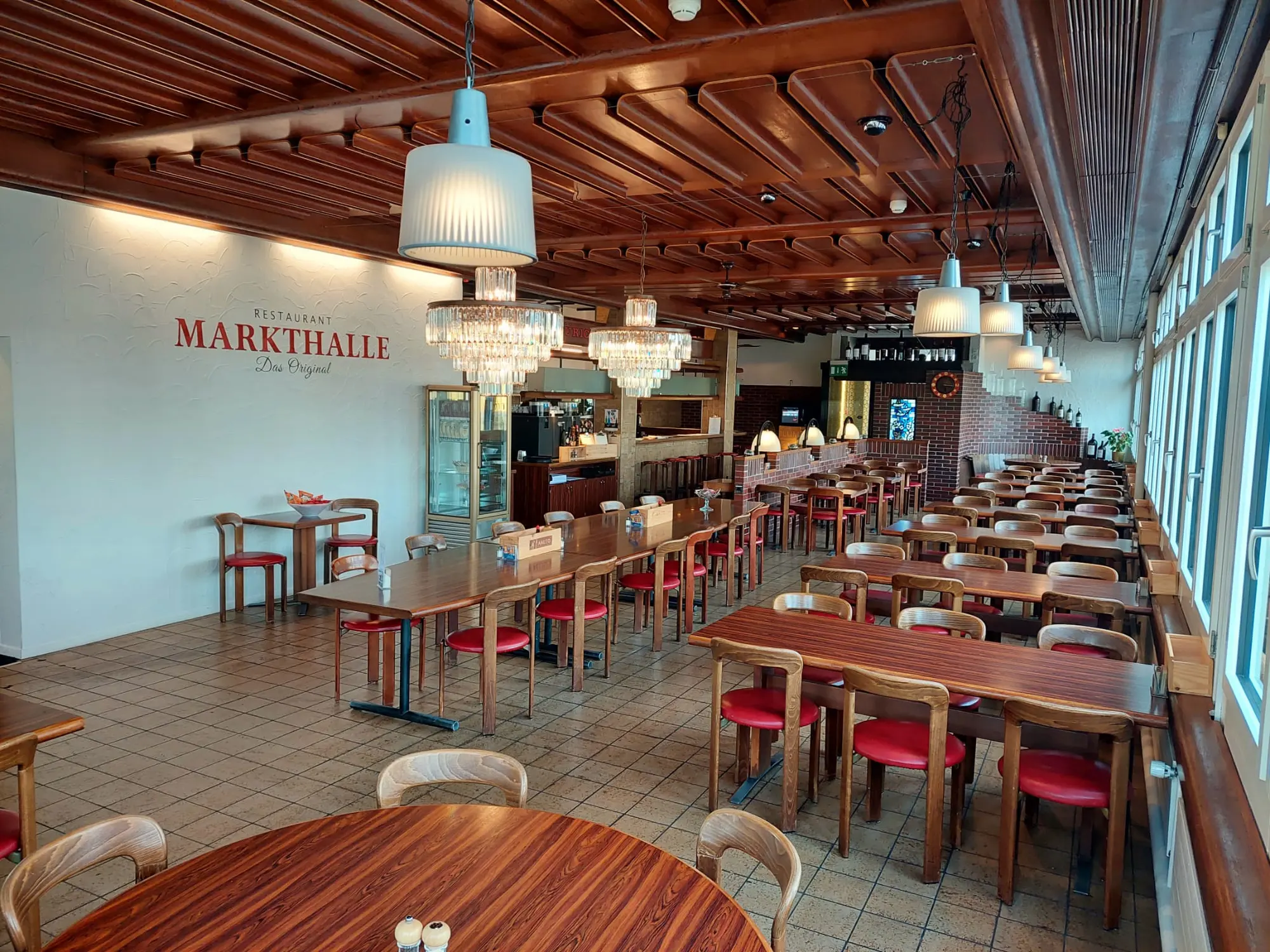 Die Gaststube der Markthalle mit roten Stühlen